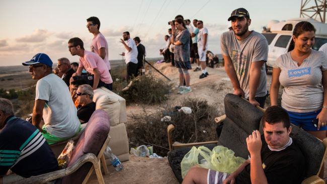 Israelis-sit-on-a-hill.jpg