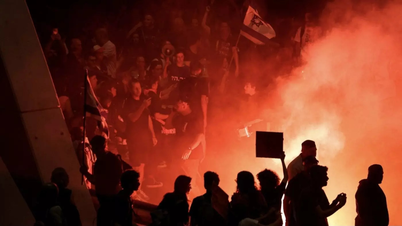 Demonstranci wzniecają pożary podczas protestu przeciwko izraelskiemu rządowi w Jerozolimie 31 marca 2024 r. AHMAD GHARABLI _ AFP 3.jpg.jpg