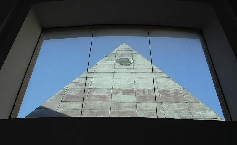 Pirámide de la Corte Suprema de Israel.png