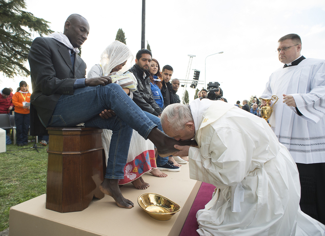 Pope Francis washes feet of migrants.jpg