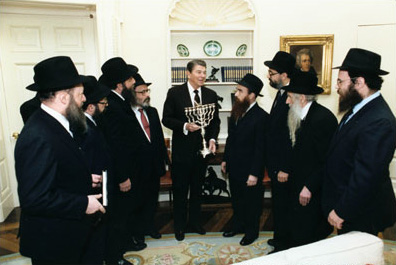 Reagan_receives_menorah_1986.jpg