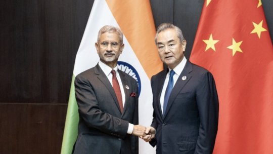 indian-chinese-foreign-ministers.png