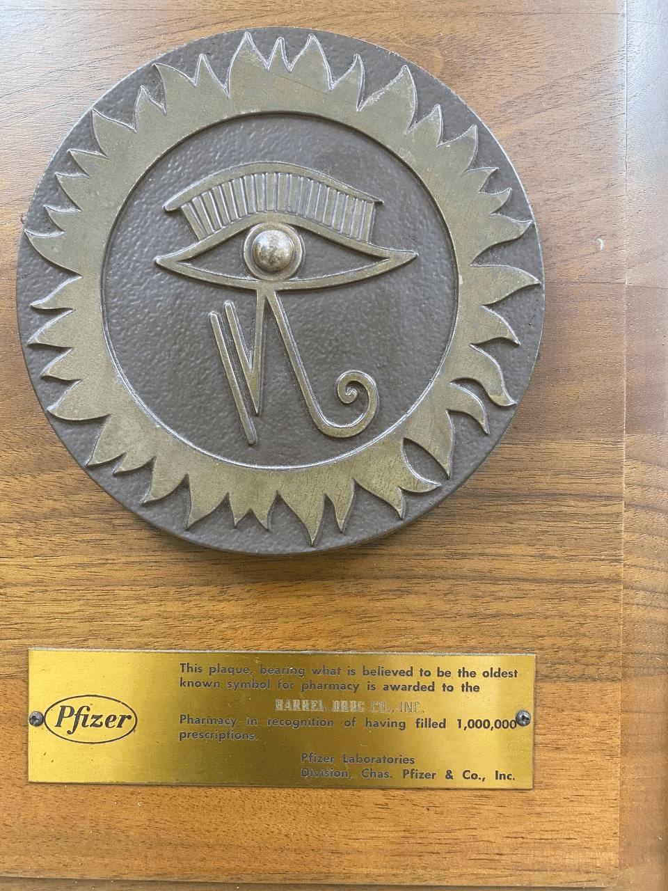 pfizer-uses-egyptian-occultism-as-an-award-plaque-for-v0-udfec3m1dyke1.png