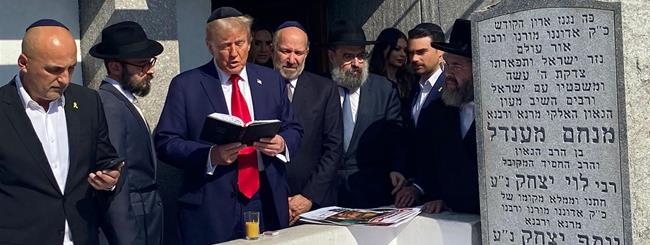 trump-schneerson-grave (1) (12).jpg