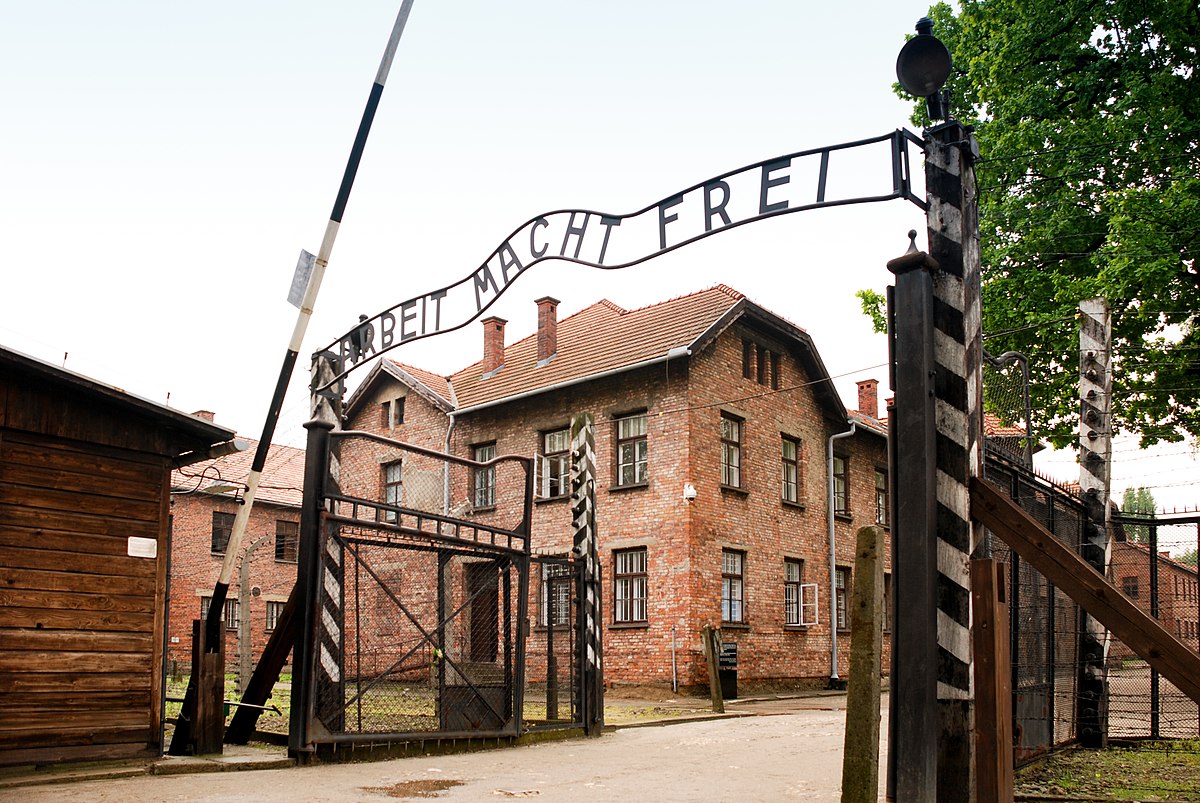 1200px-Auschwitz_I_(22_May_2010).jpeg