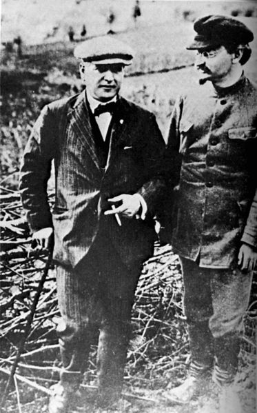 ГЕНРИ МАКОУ - Что такое коммунизм? 373px-Rakovsky_and_trotsky_circa_1924_trimmed