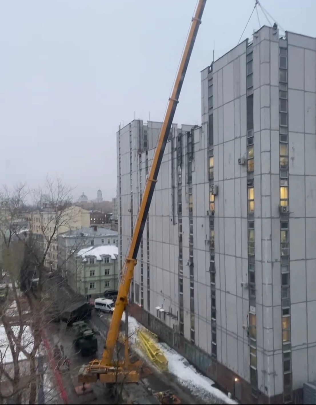 Pantsir-air-defence-system-being-hoisted-to-the-top-of-a-Moscow-building.jpg