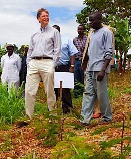 bill-gates-farmers-in-africa-BMGFoundation.jpg
