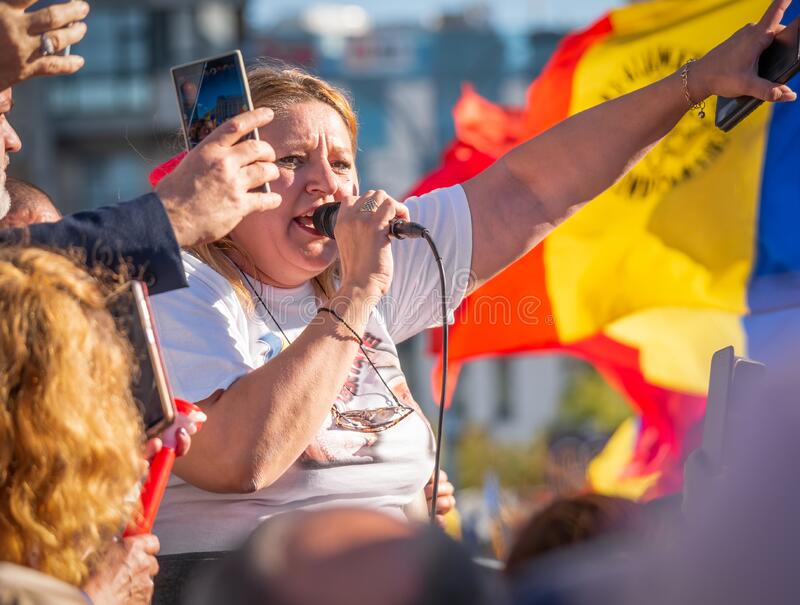 bukarest-rumänien-oktober-rumänska-senator-diana-iovanovici-sosoaca-håller-tal-seger-torget-protest-mot-257975492.jpg