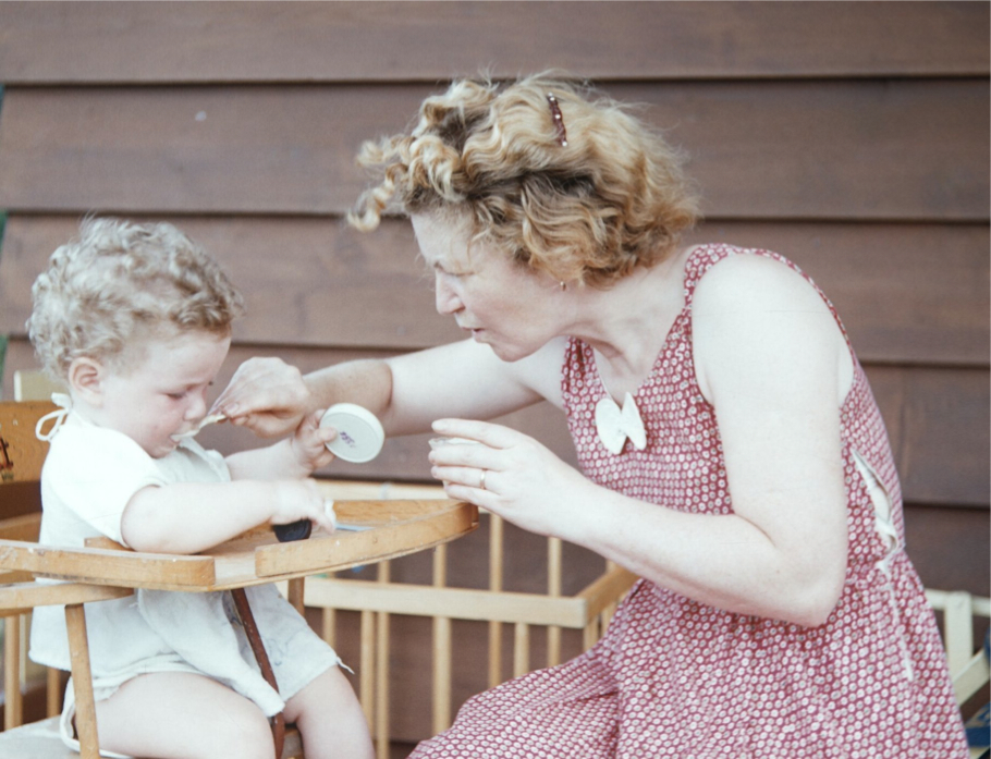 My mother. Тома и мама. Мама ребёнок жертвенность. Мама Тома сериал. Мама нилето фото.